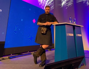 Varustelekan perustaja Valtteri Lindholm esiintymässä AKL Summit 2019 tapahtumassa.