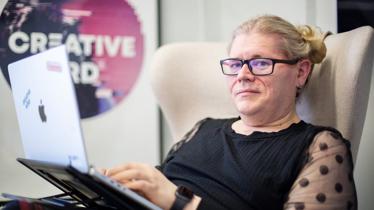 Kimja Muru työskentelee kannettavalla tietokoneella.