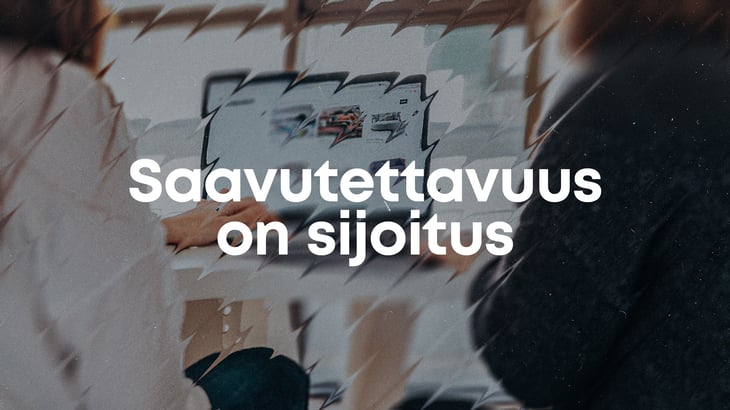 Saavutettavuus on sijoitus tekstinä. Taustalla verkkokaupasta ostosta tekevä henkilö, joka näkyy epäselvästi.
