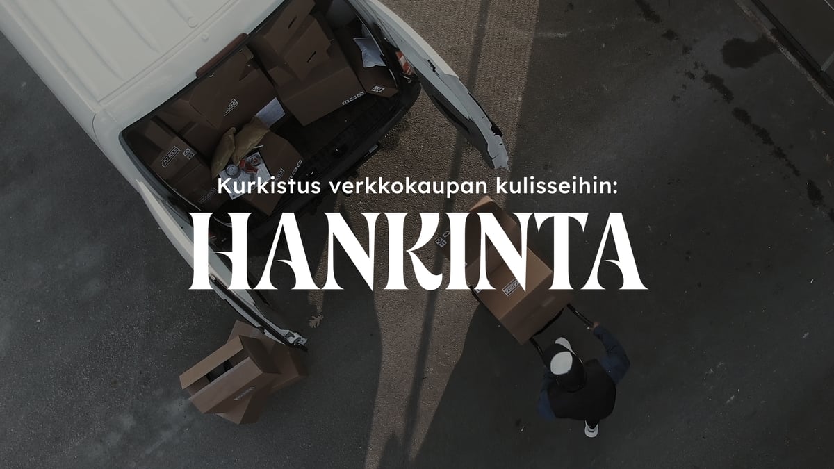Taustalla pakettiauton takaluukku avoinna. Henkilö lastaa kyytiin laatikoita. Etualalla teksti Kurkistus verkkokaupan kulisseihin: hankinta.