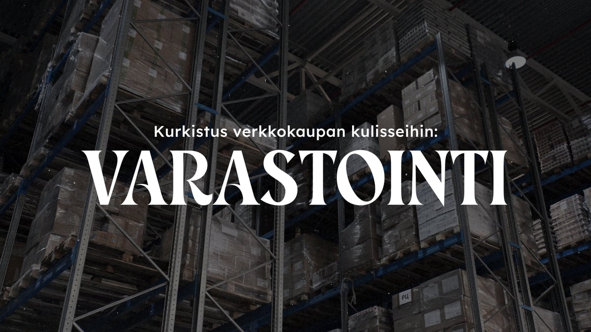 Taustalla korkeat varastohyllyt täynnä kolleja. Etualalla teksti Kurkistus verkkokaupan kulisseihin: varastointi.