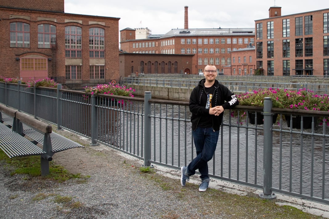 Veli-Pekka Anteroinen nojaa aitaan Tammerkosken äärellä.
